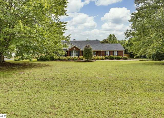 Property at 409 Cresthaven Dr, Boiling Springs, SC 29316, 3 beds, 2 baths