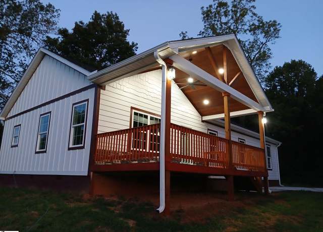 Property at 816 E Carolina Ave, Clinton, SC 29325, 3 beds, 2 baths
