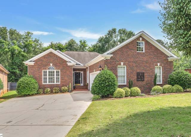 Property at 17 Bradford North Way, Greenville, SC 29617, 3 beds, 2 baths