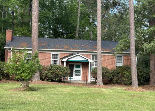 Property at 402 Chestnut St, Clinton, SC 29325, 4 beds, 2.5 baths