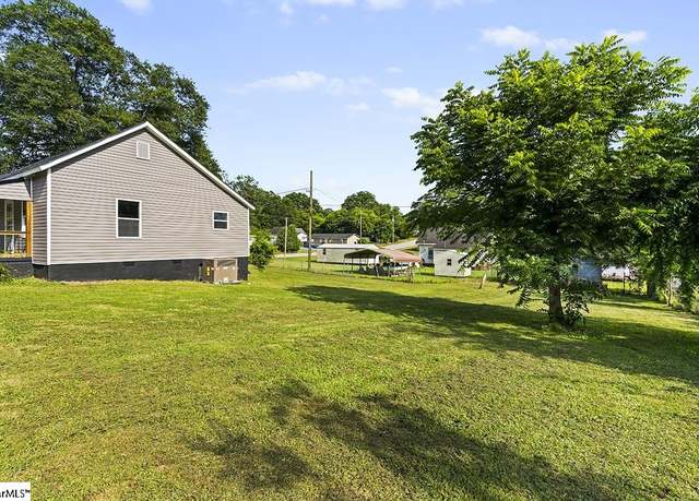 Property at 303 Beauregard St, Clinton, SC 29325, 2 beds, 1 bath
