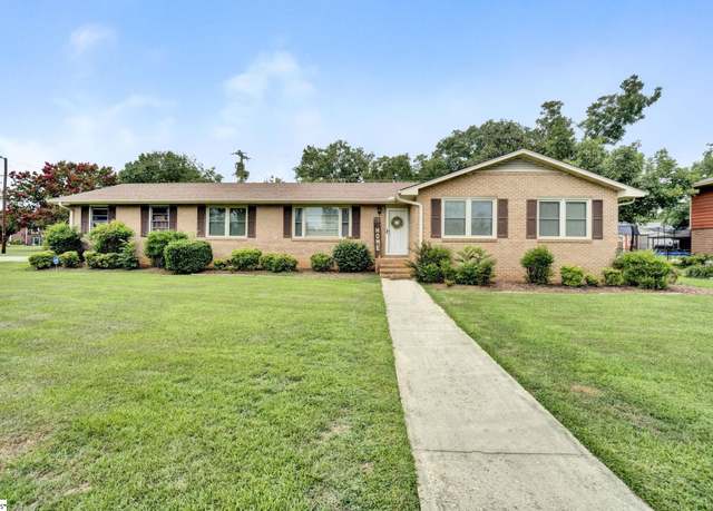 Property at 305 Dixie Dr, Anderson, SC 29624, 4 beds, 2 baths