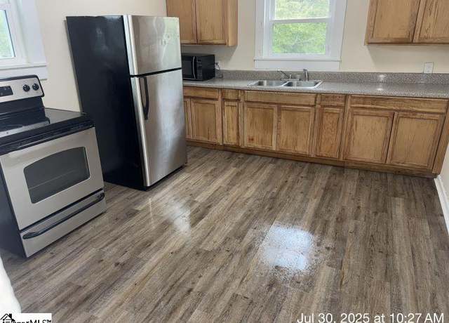 Property at 810 Chestnut St, Laurens, SC 29360, 3 beds, 1 bath