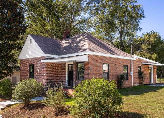 Property at 200 Reed St, Laurens, SC 29360, 3 beds, 2 baths