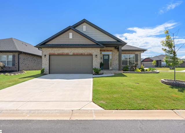Property at 2 Woodcross Dr, Simpsonville, SC 29681, 4 beds, 2 baths
