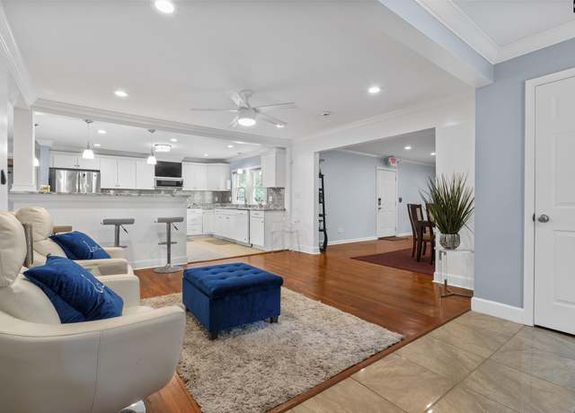 Property at 1510 Canal Dr, Columbia, SC 29210, 3 beds, 3.5 baths