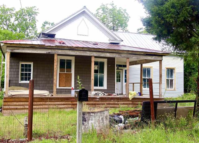 Property at 413 Hartley St, Batesburg, SC 29006, 3 beds, 1.5 baths