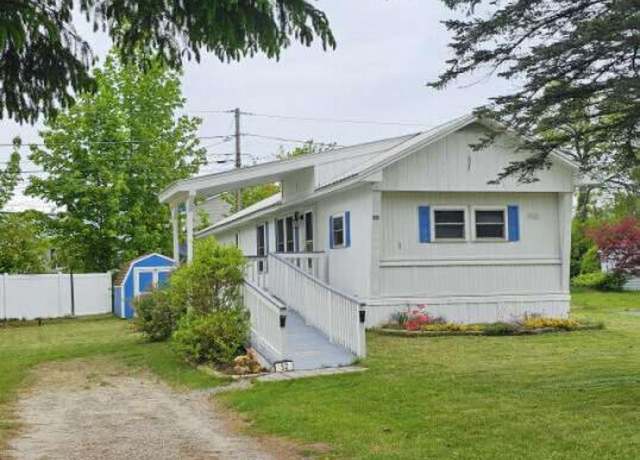 Property at 32 Robin Ln, Windham, ME 04062, 2 beds, 1 bath