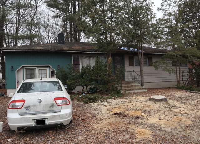 Property at 17 Heselton St, Skowhegan, ME 04976, 2 beds, 1 bath