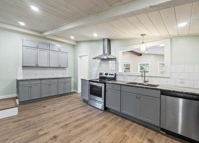 Property at 2 Mountain View Ln, Readfield, ME 04355, 4 beds, 3 baths