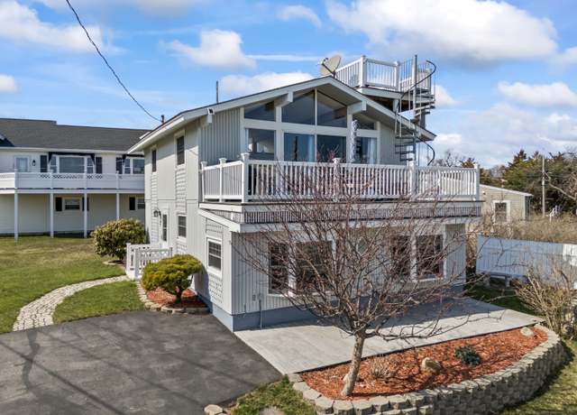 Property at 21 Shelton Ave, York, ME 03909, 3 beds, 1.5 baths