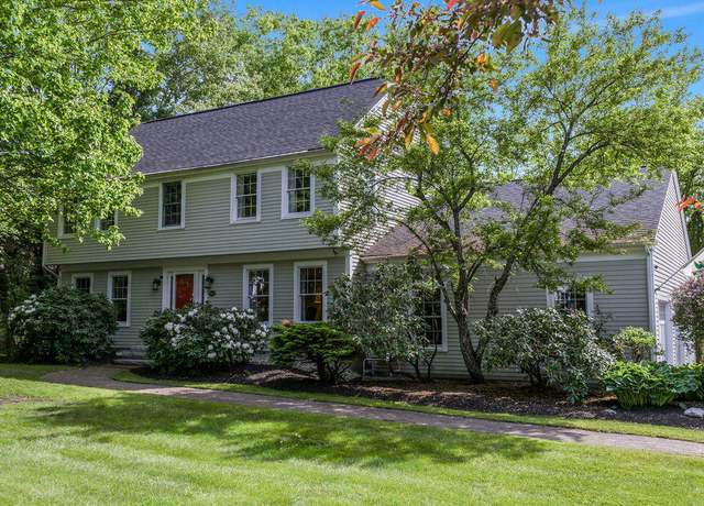 Property at 162 Oakwood Dr, Yarmouth, ME 04096, 4 beds, 2.5 baths