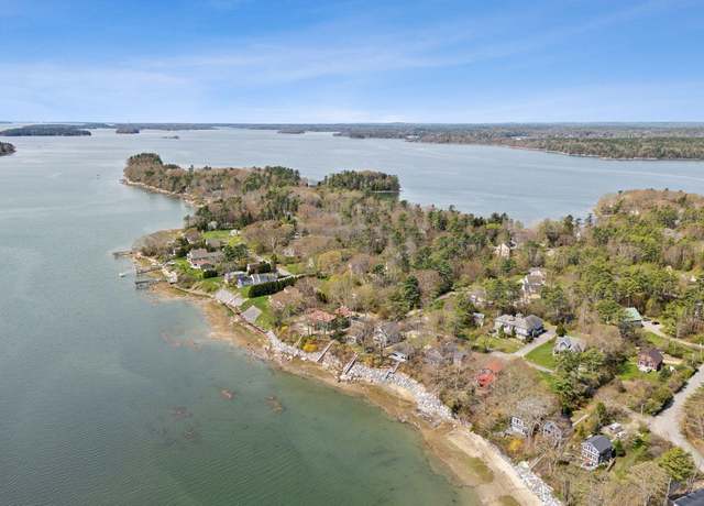 Property at 44 Maquoit Dr, Freeport, ME 04032, 3 beds, 2.5 baths