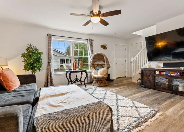 Property at 7 Mallard Dr, Auburn, ME 04210, 3 beds, 2 baths