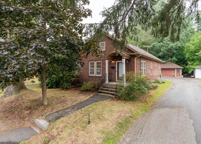 Property at 8 Nelke Pl, Lewiston, ME 04240, 4 beds, 1.5 baths