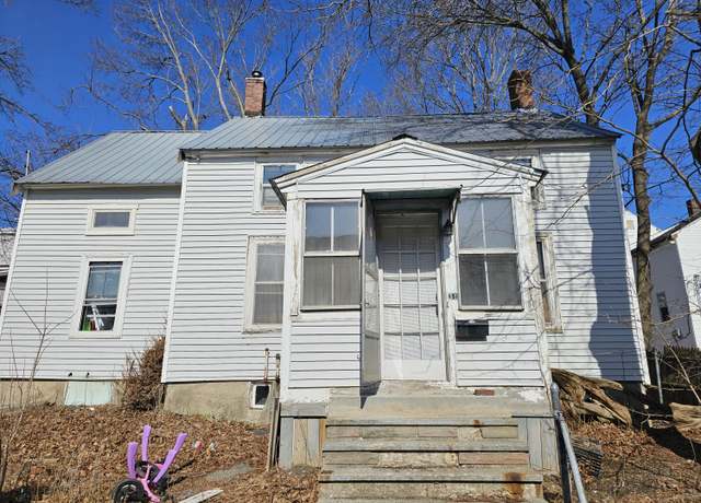 Property at 31 Highland Ln, Bangor, ME 04401, 3 beds, 1 bath