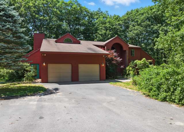 Property at 33 Hillview Ln, Lewiston, ME 04240, 4 beds, 2.5 baths