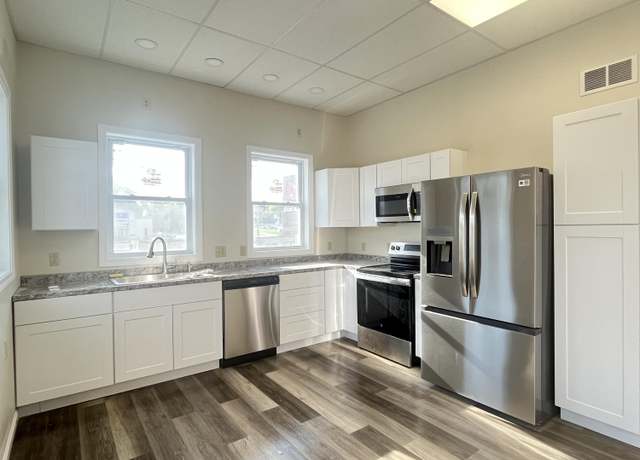 Property at 10 W Bates St, Auburn, ME 04210, 3 beds, 1 bath