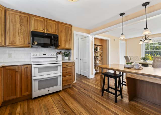 Property at 17 US Route 1, Falmouth, ME 04105, 3 beds, 2 baths