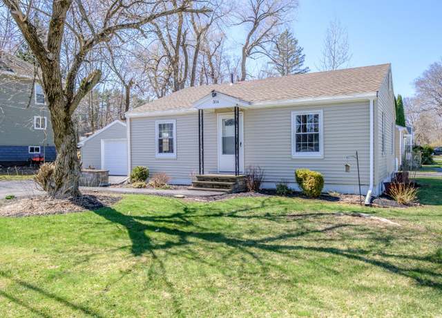 Property at 304 Ray St, Portland, ME 04103, 3 beds, 1 bath