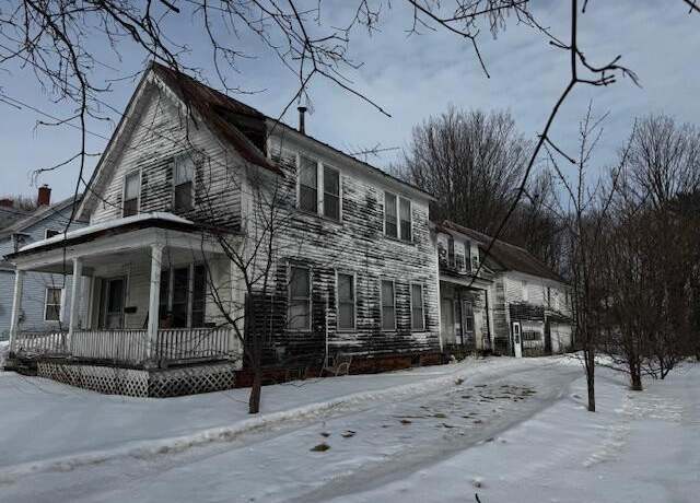 Property at 17 Bennett Ave, Skowhegan, ME 04976, 5 beds, 2 baths