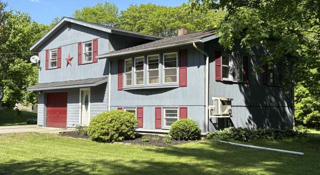 Photo of 37 Woodridge Dr, Manchester, ME 04351