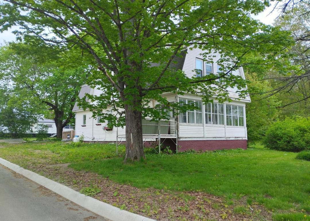 105 Broadway, Baileyville, ME 04694