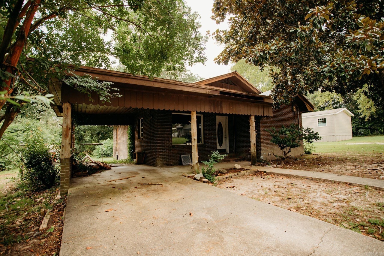 421 4th St, Strong, AR 71765