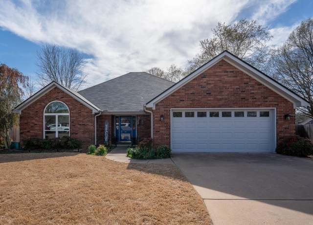 Property at 2105 Maplewood Dr, Conway, AR 72034, 3 beds, 2 baths