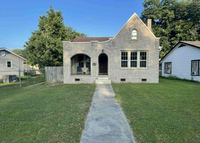 Property at 808 S College St, Stuttgart, AR 72160, 4 beds, 2 baths