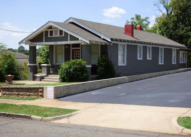 Property at 212 Oak St, Hot Springs, AR 71901, 3 beds, 1.5 baths