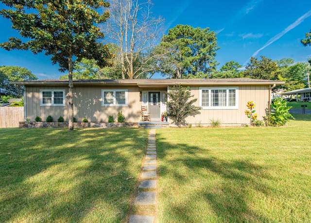 Property at 117 Kingsbrook St, Hot Springs, AR 71901, 4 beds, 2 baths