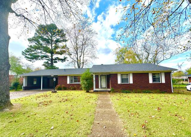 Property at 713 N Spring St, Searcy, AR 72143, 3 beds, 2.5 baths
