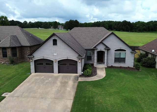 Property at 1910 Walnut Valley Dr, Paragould, AR 72450, 3 beds, 2 baths