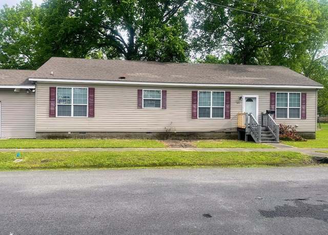 Property at 601 Broadway St St, Augusta, AR 72006, 3 beds, 2 baths