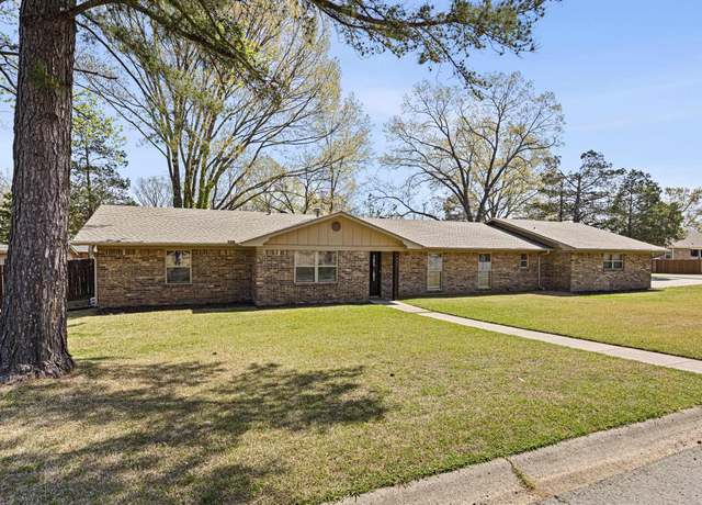 Property at 409 S Arlington Ave, Russellville, AR 72801, 4 beds, 2 baths