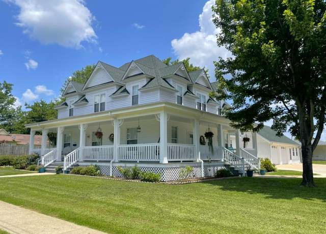 Property at 310 Tenth St, Mena, AR 71953, 5 beds, 2.5 baths