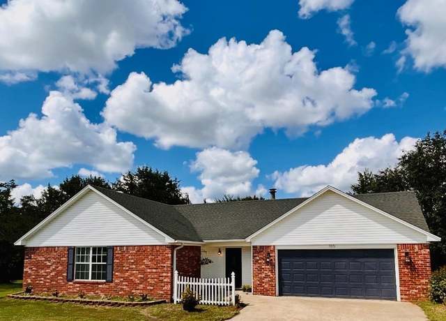 Property at 165 Mountain View Cir, Clarksville, AR 72830, 3 beds, 2 baths