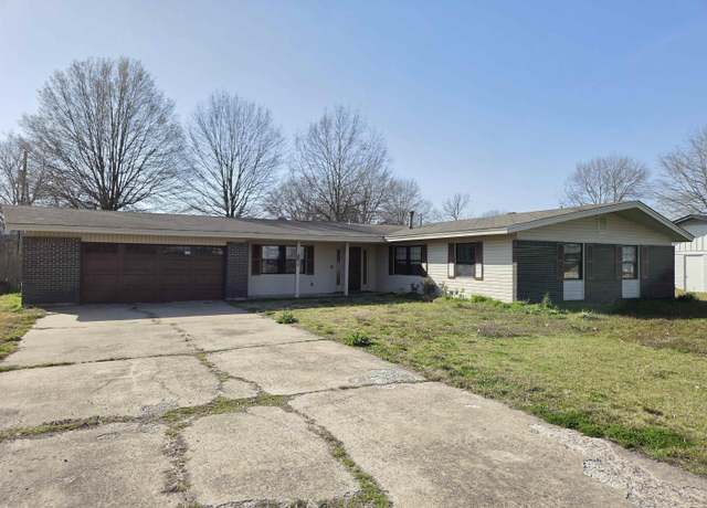 Property at 2118 Fairway St, Stuttgart, AR 72160, 3 beds, 2 baths