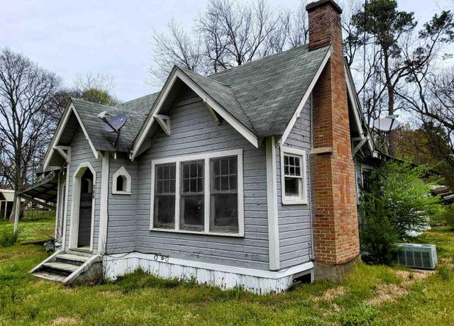 Property at 388 W Elm St, Prescott, AR 71857, 3 beds, 1 bath