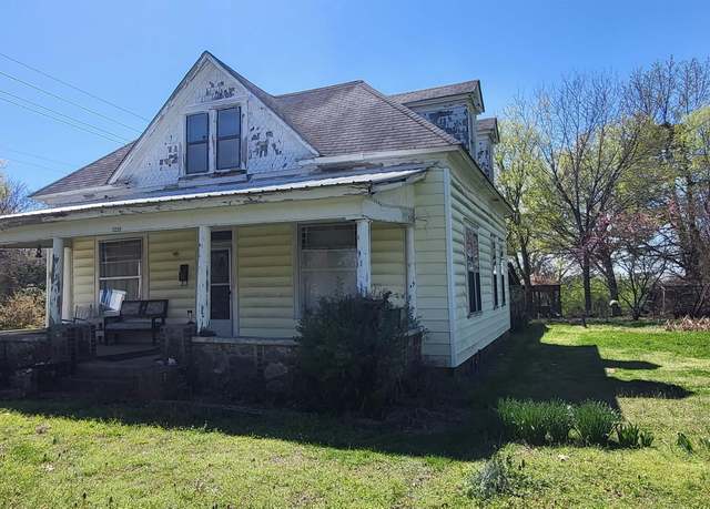 Property at 1211 S Ninth St, Mena, AR 71953, 5 beds, 1 bath