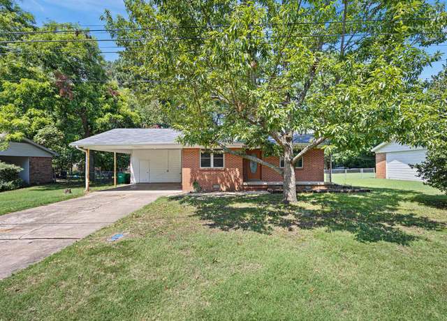 Property at 905 N Frankfort Ave, Russellville, AR 72802, 4 beds, 2 baths