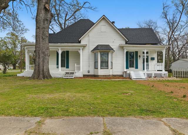 Property at 203 E Ash St, Lonoke, AR 72086, 3 beds, 1.5 baths