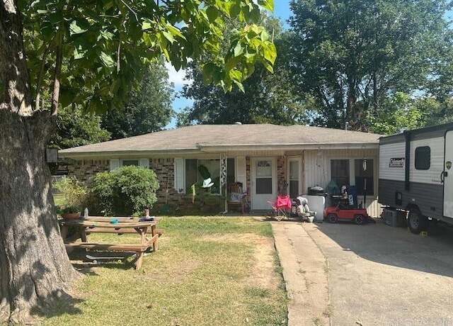 Property at 210 Oak St, Lonoke, AR 72086, 3 beds, 1.5 baths
