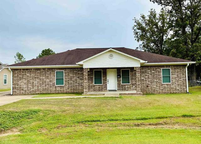 Property at 500 E Ingram St, Camden, AR 71701, 3 beds, 2 baths