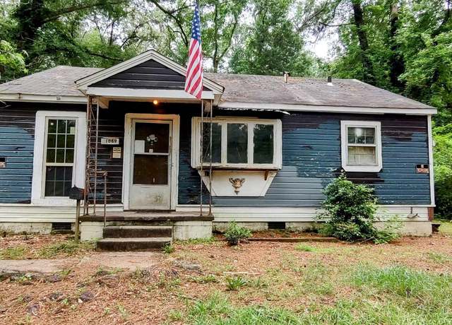 Property at 1069 Elm St, Camden, AR 71701, 2 beds, 1 bath