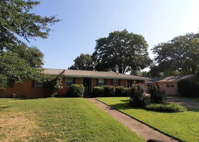 Property at 1810 W Arch St, Searcy, AR 72143, 4 beds, 2.5 baths