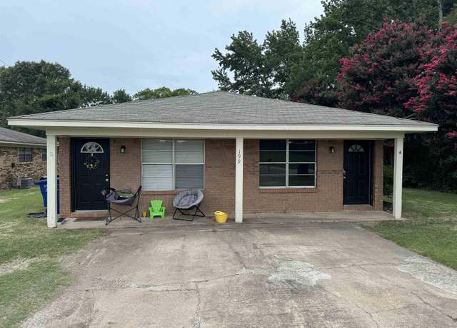 Property at 199 S Ctr, Conway, AR 72034, 4 beds, 2 baths