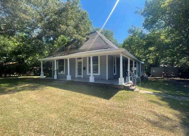 Property at 1004 N College Ave, Clarksville, AR 72830, 3 beds, 1.5 baths