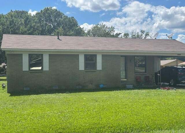 Property at 1202 Oakdale St, Lonoke, AR 72086, 3 beds, 1.5 baths